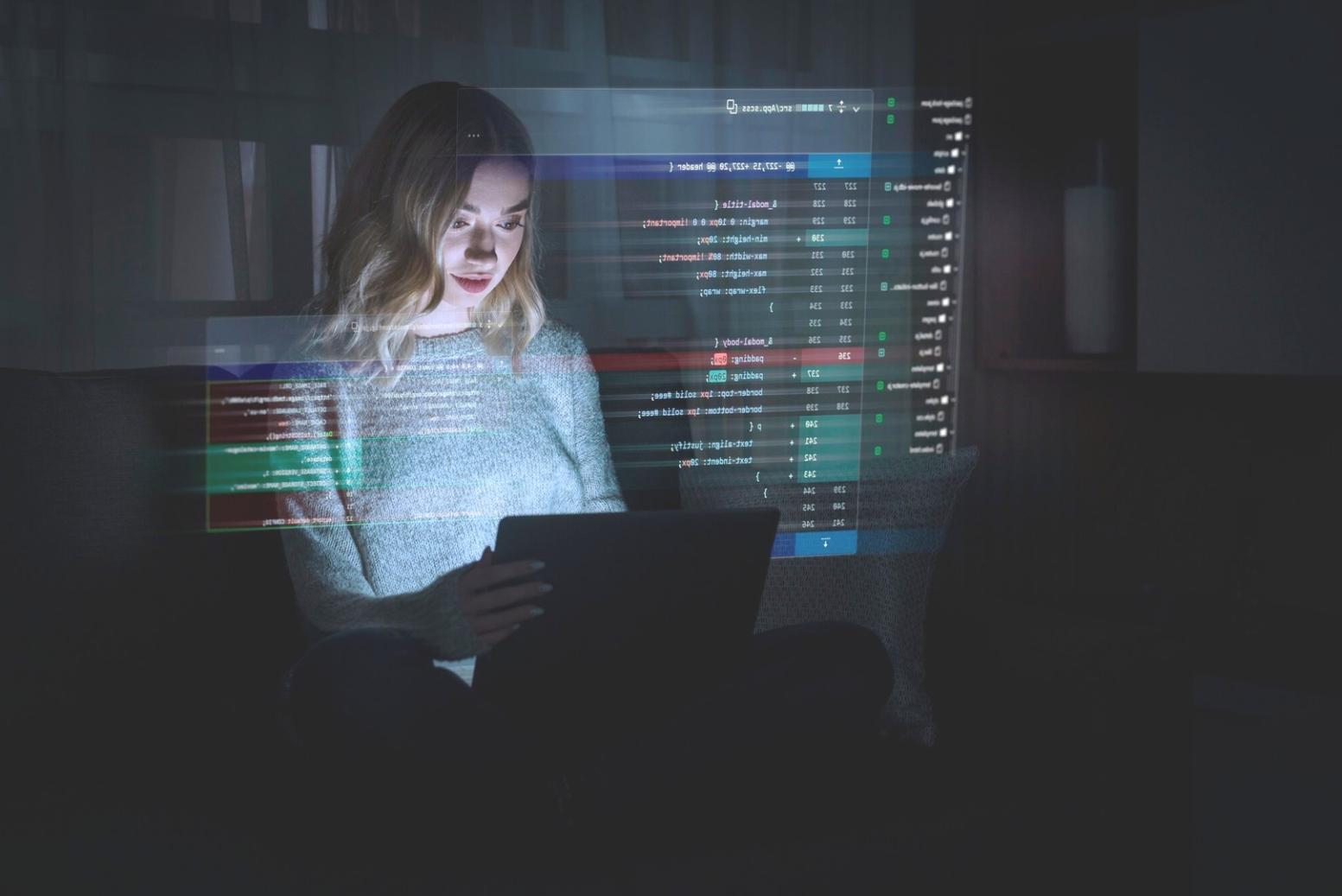 Ontwikkelaar werkt aan casino game code met meerdere monitors