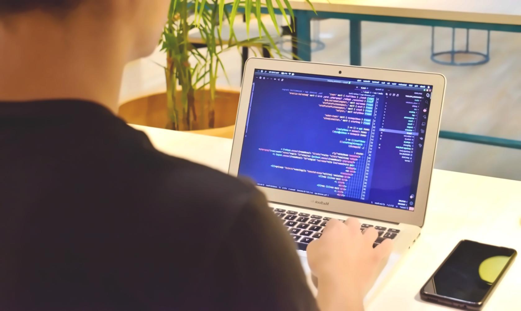 Team meeting met developers die game features bespreken aan tafel