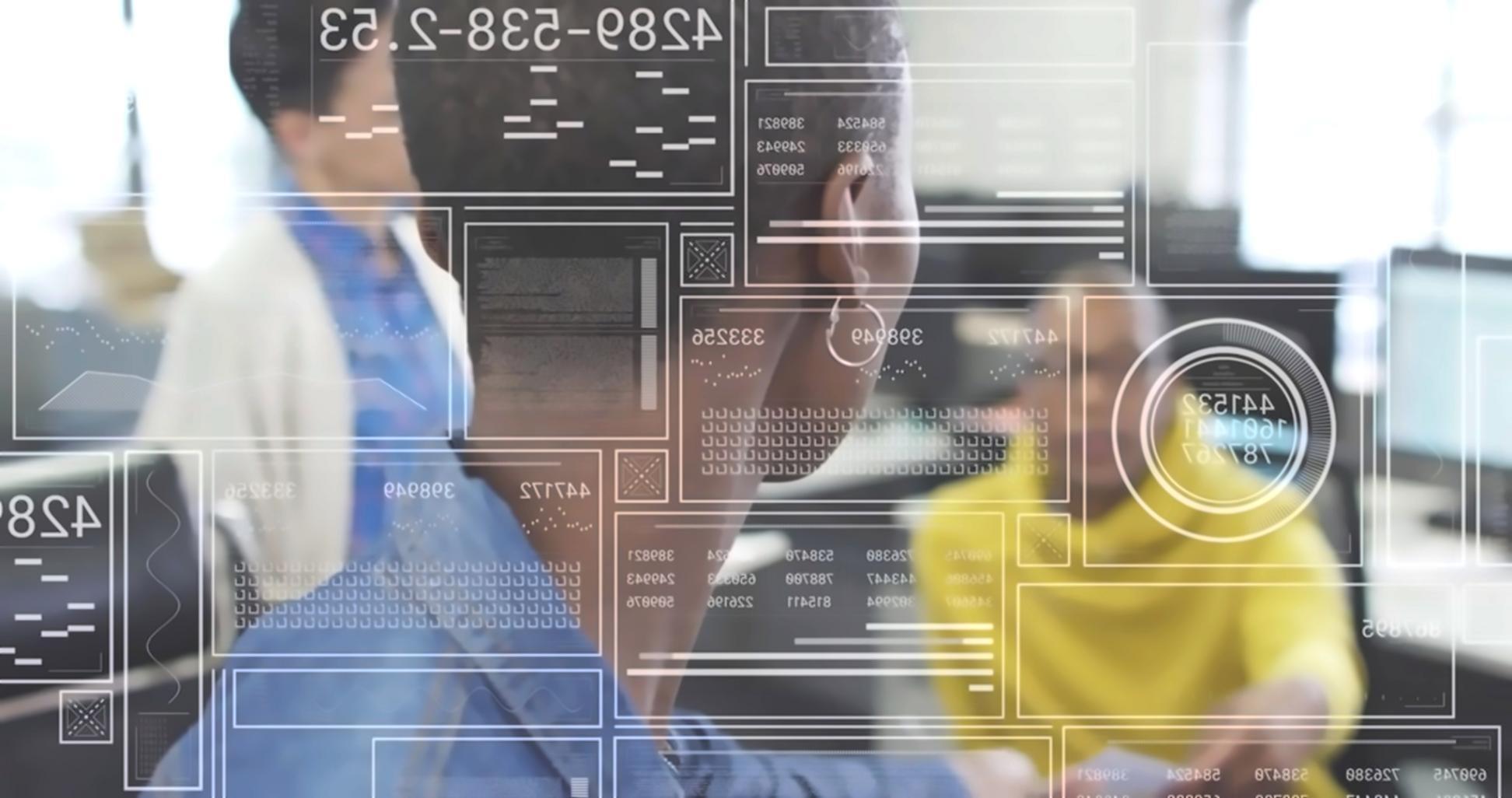 Student aan het werk aan casino game interface op meerdere schermen